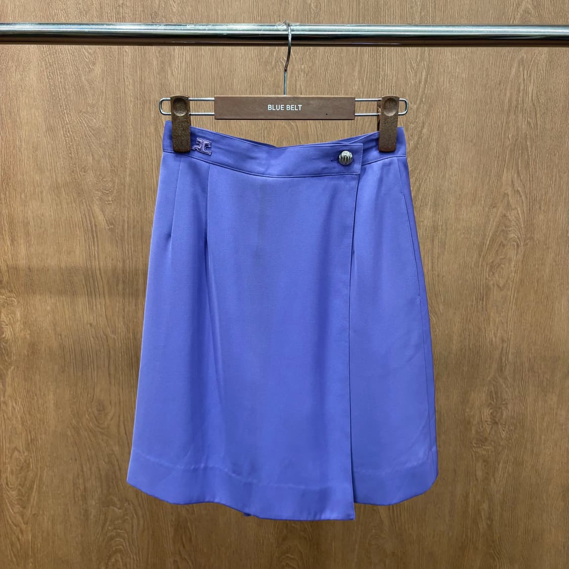 꾸레쥬 플리츠 미디 스커트 버튼 랩 로고 자수 디테일 A라인 라이트 퍼플 상품이미지2