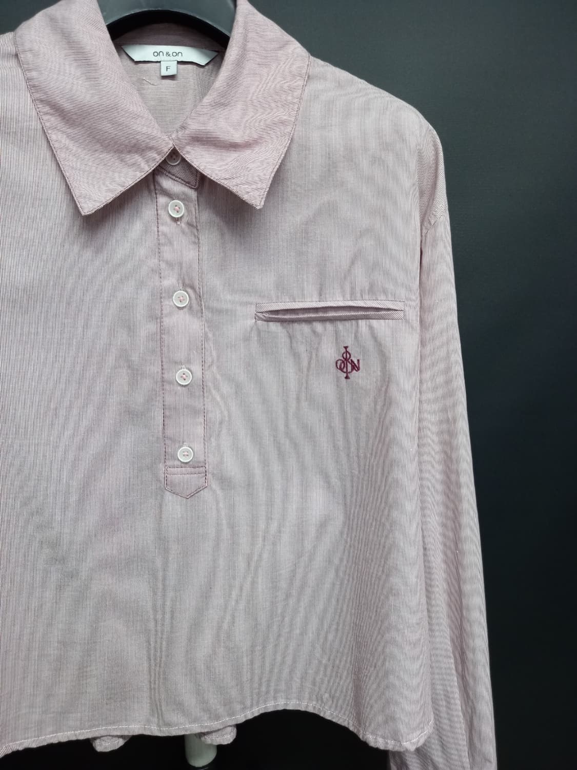 온앤온 춘추 루즈핏 숏 남방 블라우스 55.66 상품이미지4