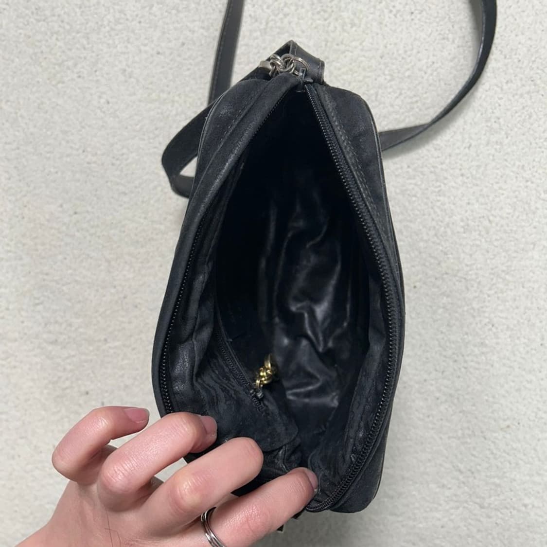 살바토레 페라가오 스웨이드 간치니 로고 블랙 크로스백 상품이미지5