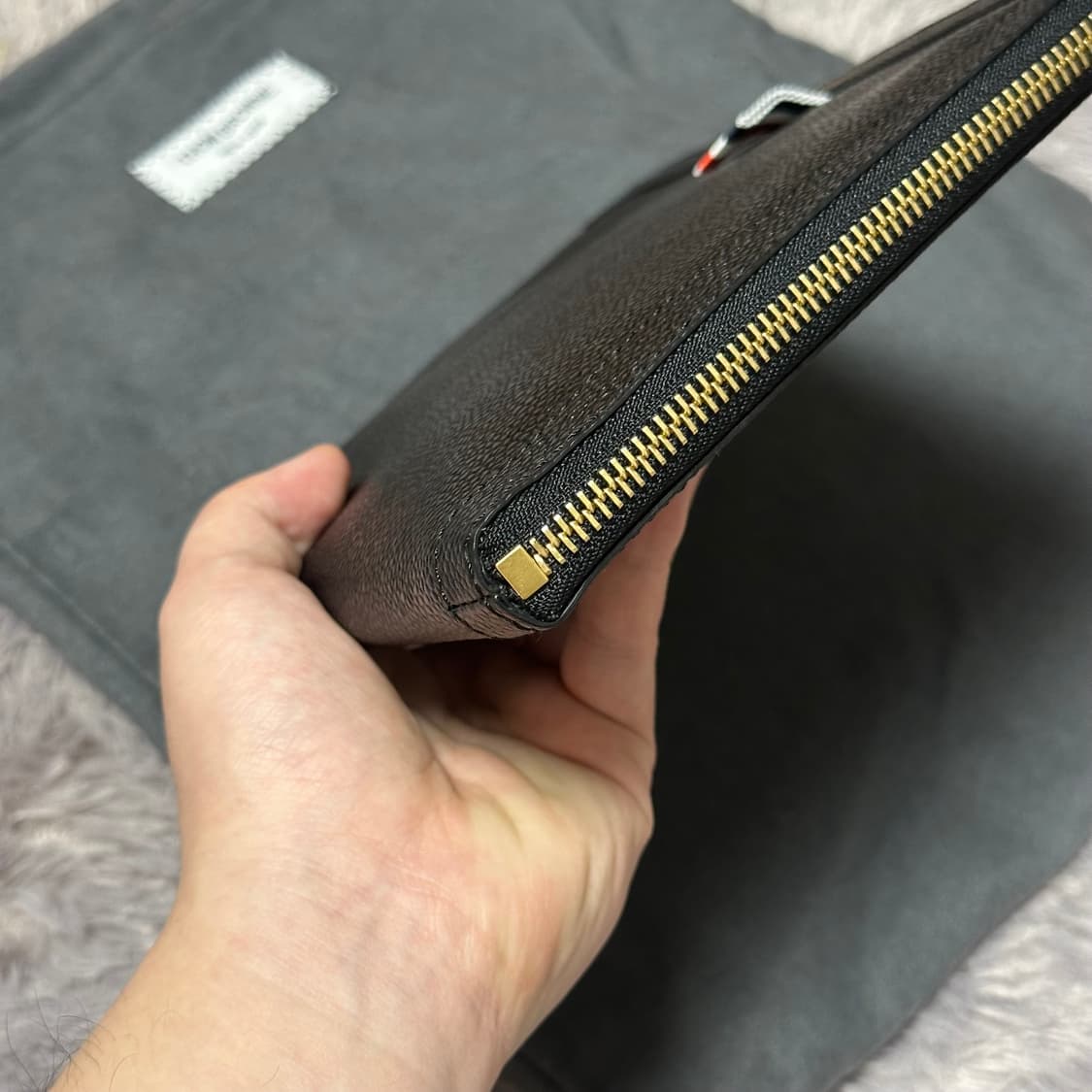 [정품 OS] 톰브라운 삼선탭 페블 그레인 클러치 블랙 상품이미지6
