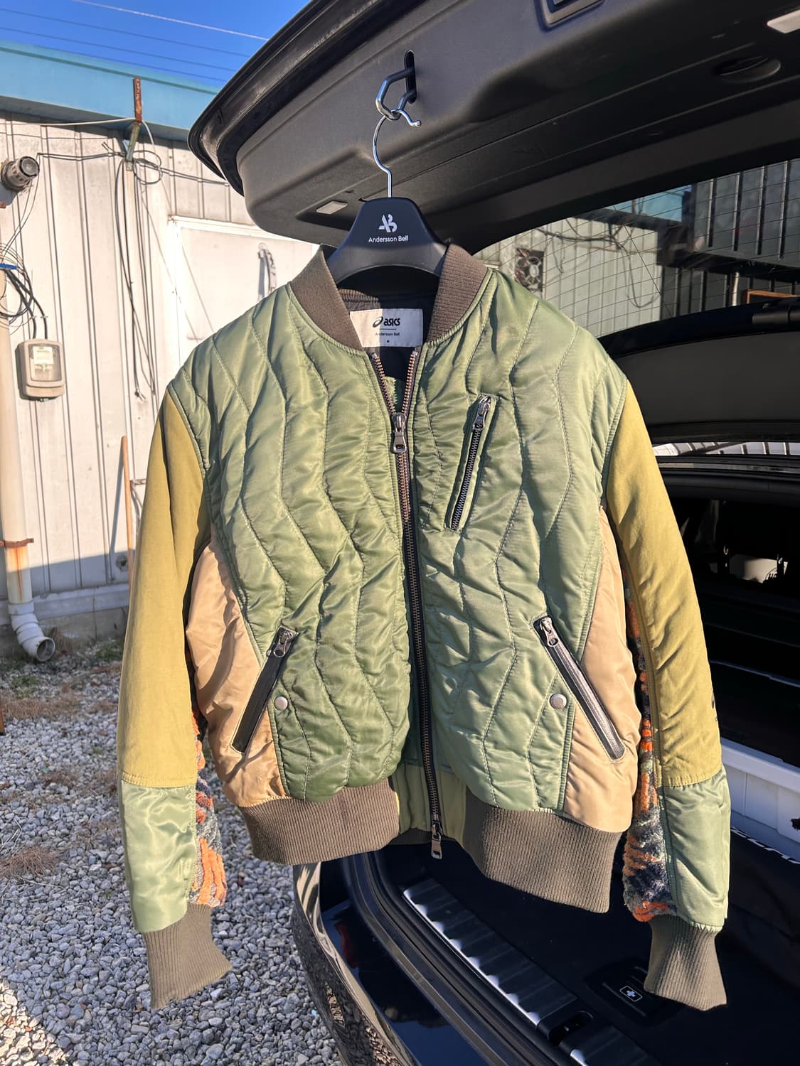 앤더슨벨x아식스 콘트라스트 퀼팅 봄버 자켓 카키 상품이미지1