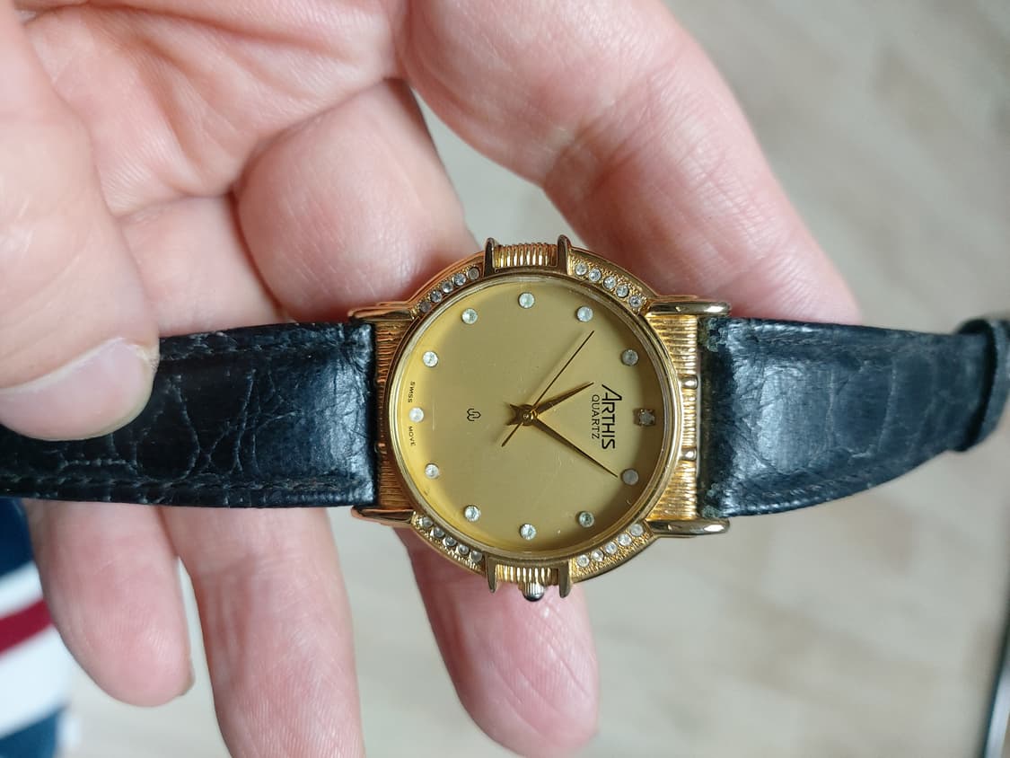 금장 Arthis 쿼츠 남성 시계입니다. 상품이미지1