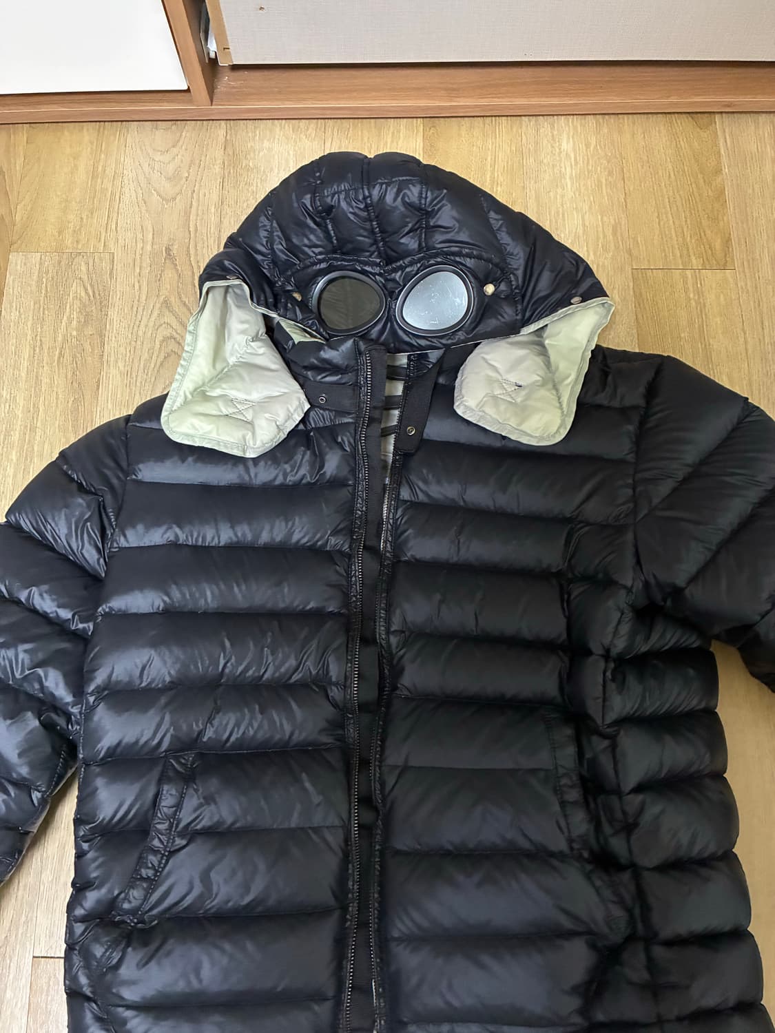 Cp컴퍼니 고글 경량패딩 상품이미지1