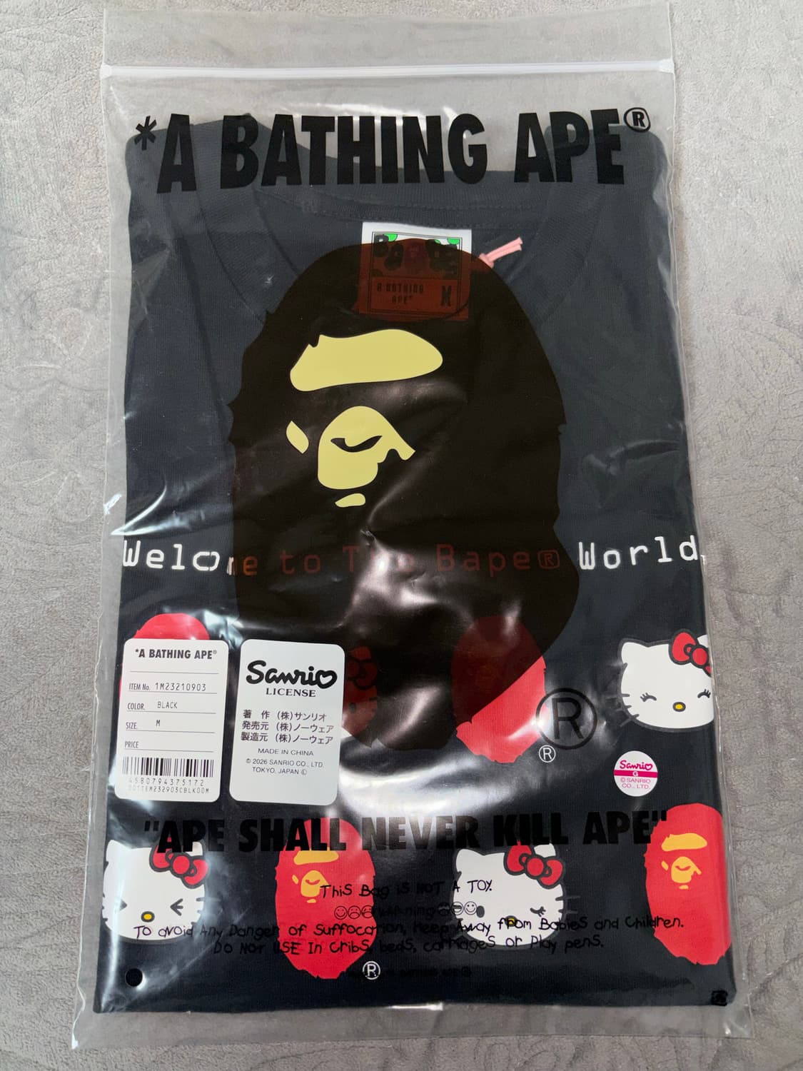 베이프 산리오 캐릭터즈 헬로 키티 티셔츠 블랙 M 미개봉 새상품 상품이미지1