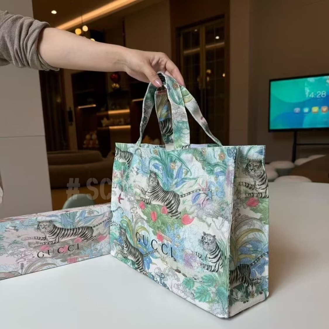 구찌뷰티 2025 타이거 에코백 기프트 토트백 라지 상품이미지3