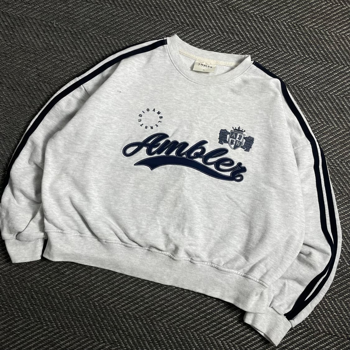 엠블러 빅로고 크롭 스웻 맨투맨 그레이 y 4286 상품이미지1