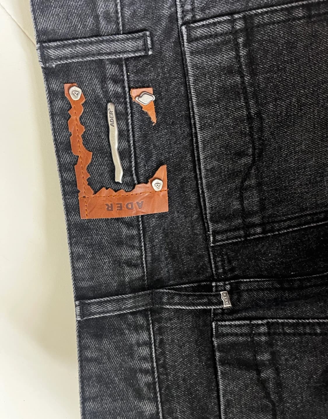 아더에러 Torn patch jeans A3 새상품급 상품이미지6