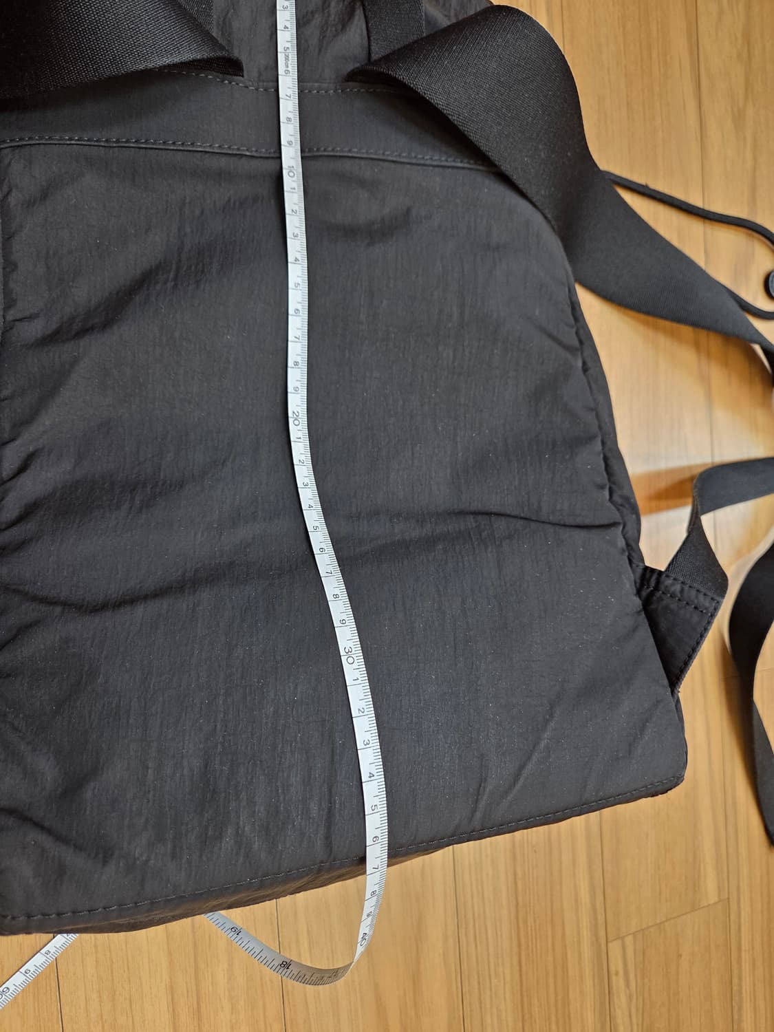 캘빈클라인 블랙 나일론 백팩입니다. 가로 약 25cm, 세로 약 37cm 상품이미지4