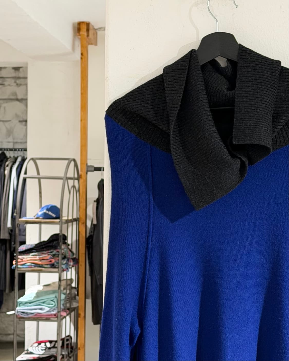 y's 블루 차콜 배색 언발란스 버튼 하이넥 니트 상품이미지2