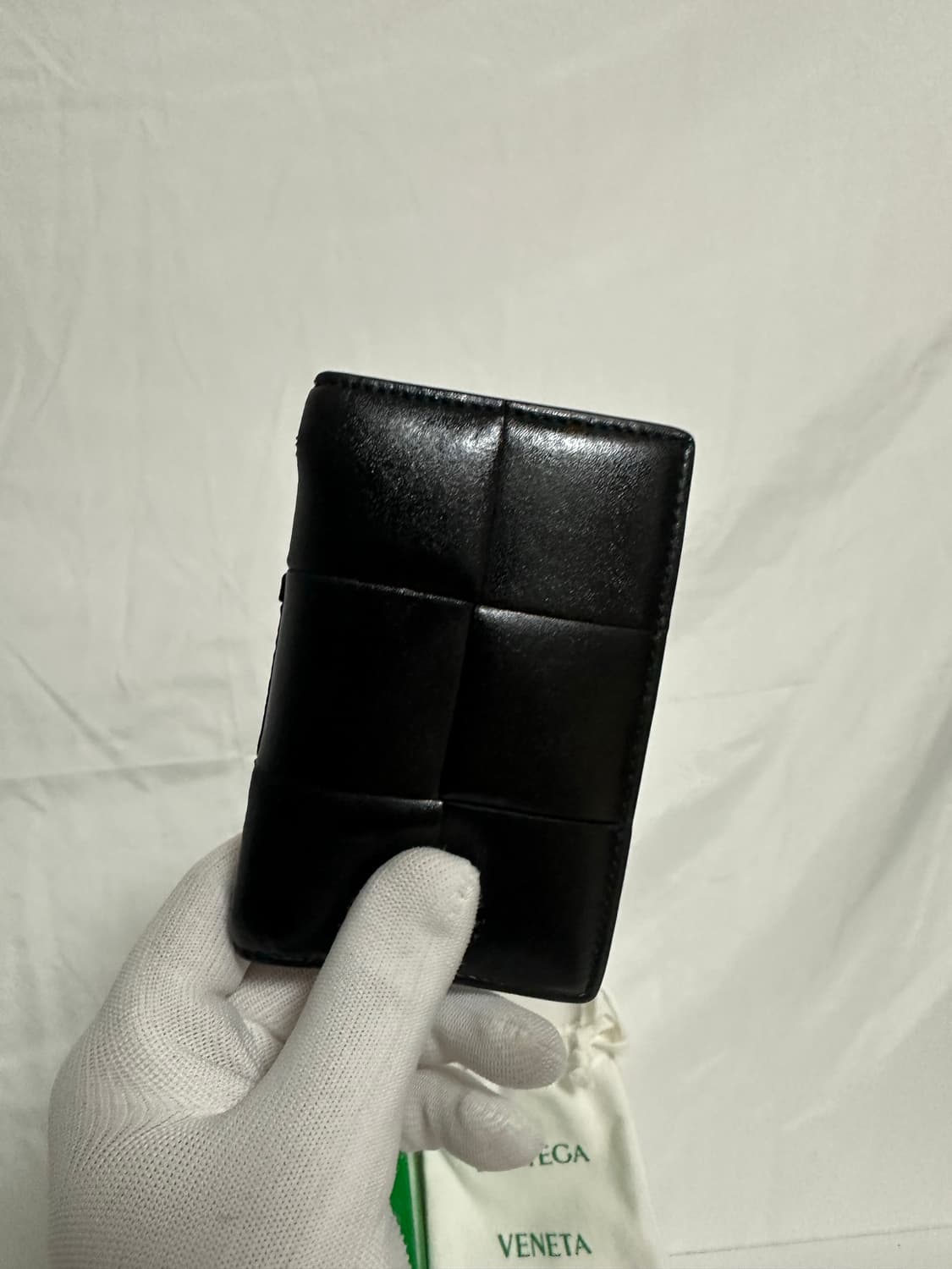 보테가베네타 맥시 플랩 카드지갑 블랙 (OS) 상품이미지2