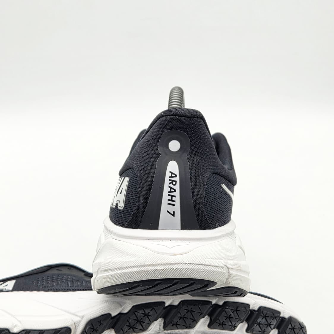 호카 아라히7 블랙 화이트 (265 와이드) 상품이미지2