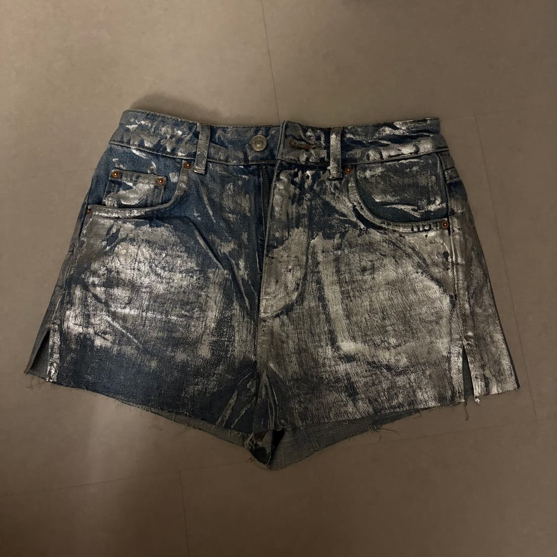 탑샵topshop 빈티지 실버 페인팅 데님 숏팬츠 상품이미지1