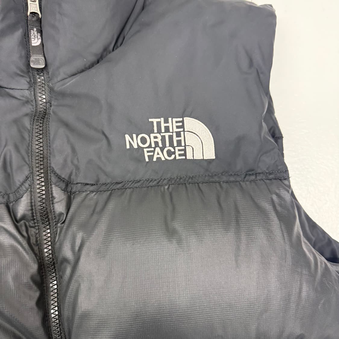 (100)노스페이스 구스다운 눕시 패딩 조끼 블랙 700 상품이미지2