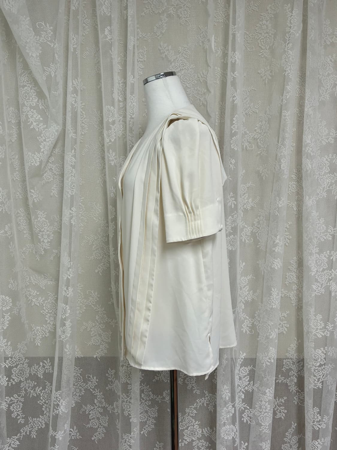 38) 럭키슈에뜨 세일러 카라 핀턱 블라우스 아이보리 상품이미지3