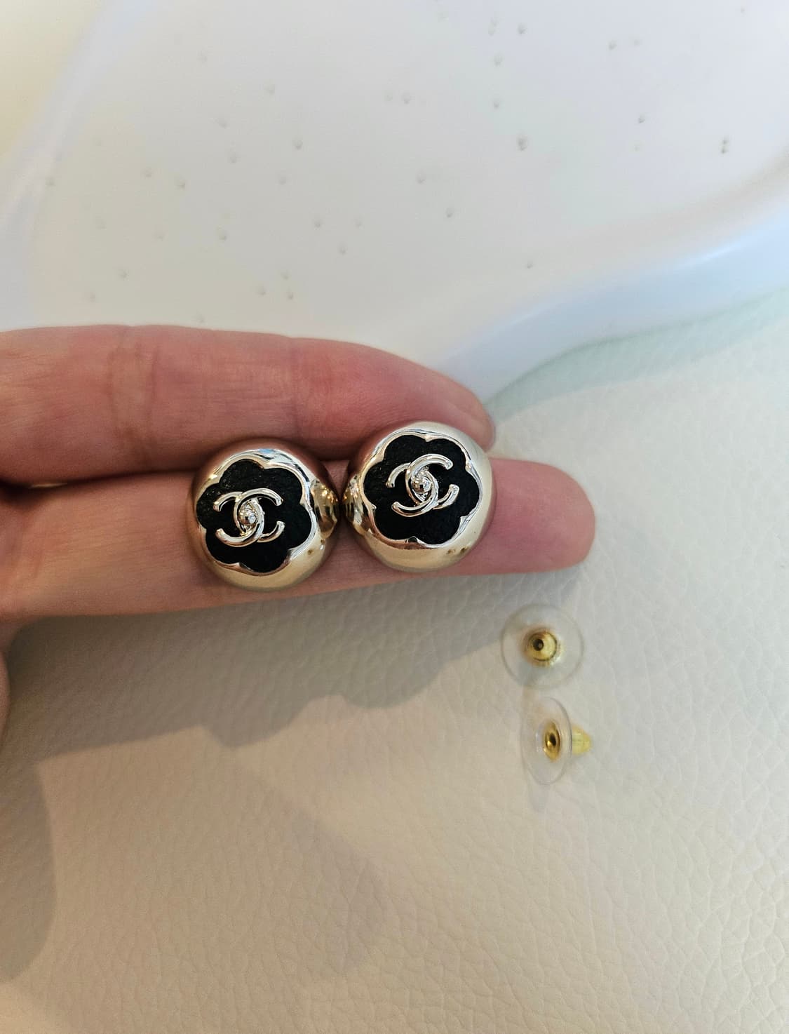 샤넬 블랙 투톤 까멜리아 CC 턴락 볼 귀걸이 업사이클링 상품이미지3