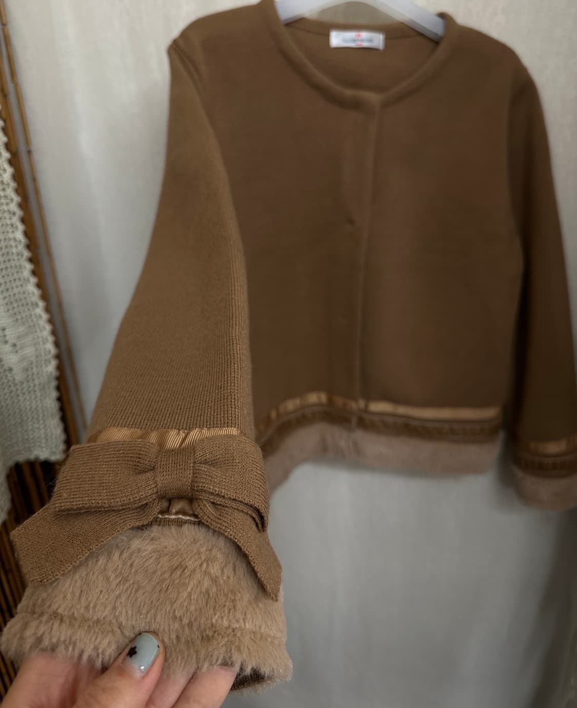 gallery visconti 리본 퍼 라떼 가디건 상품이미지1