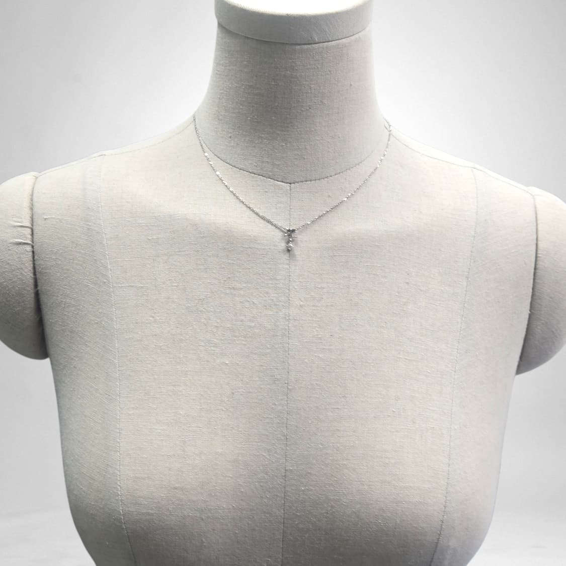 꾸레쥬 스톤포인트 로고 목걸이 상품이미지3