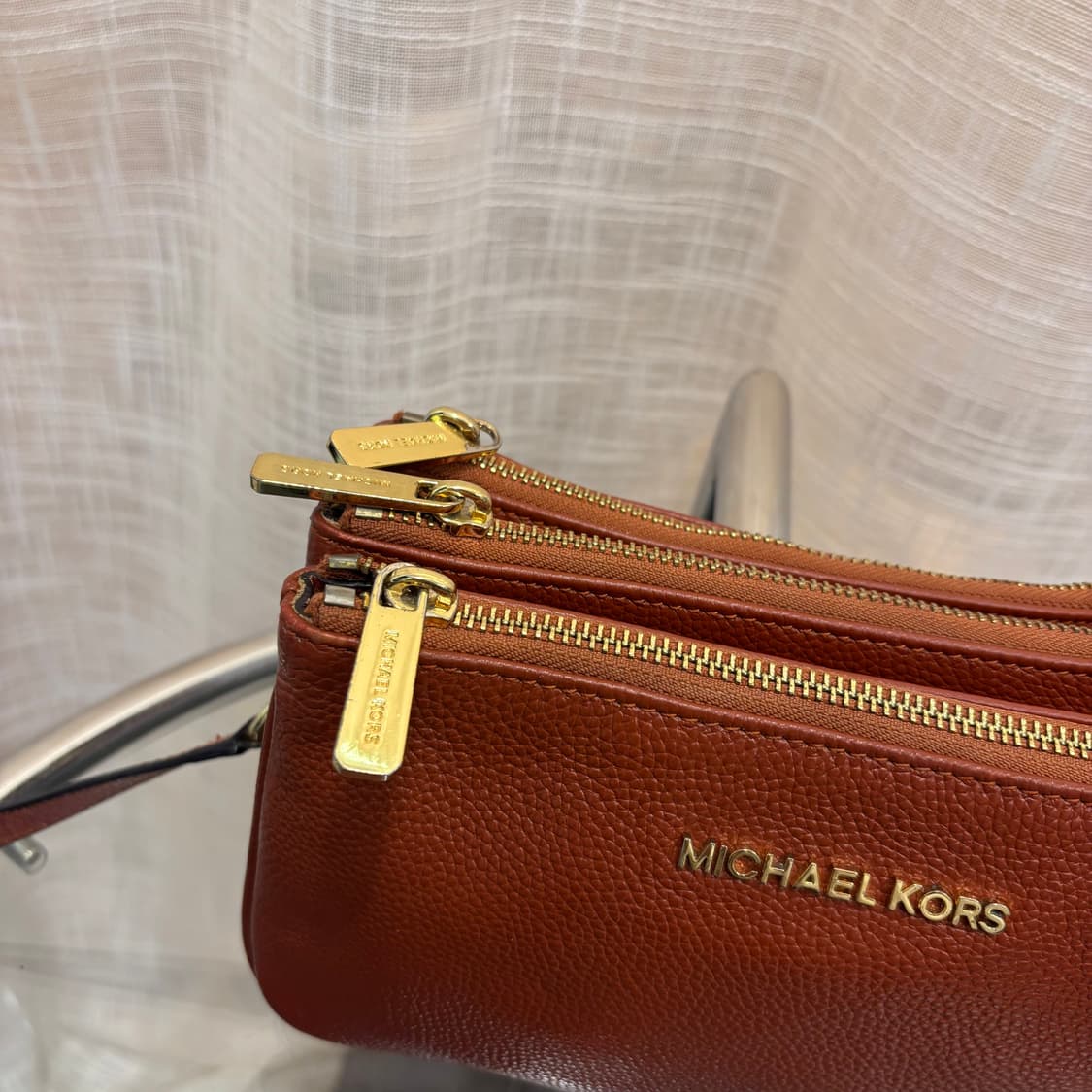 정품 마이클코어스 레더 크로스백     상품이미지3