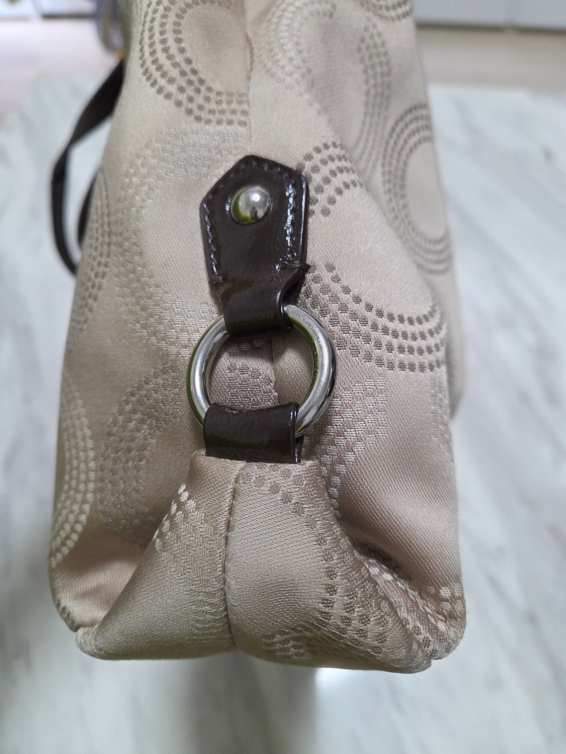 코치 정품 애슐리 닷티드 옵 아트 캐리올 숄더백 상품이미지3