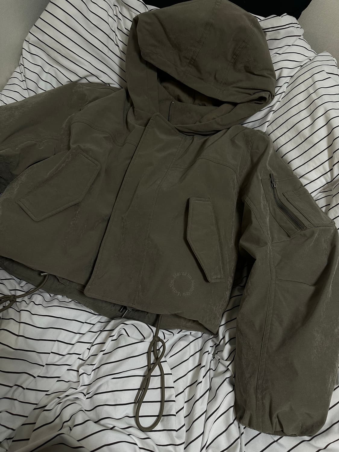 마뗑킴 레이어드 후디 봄버 다운 점퍼 라이트 카키  상품이미지3