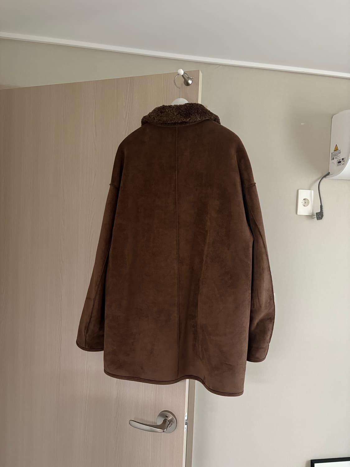 앤니즈 리버시블 쉐어링 무스탕 (브라운) 상품이미지2