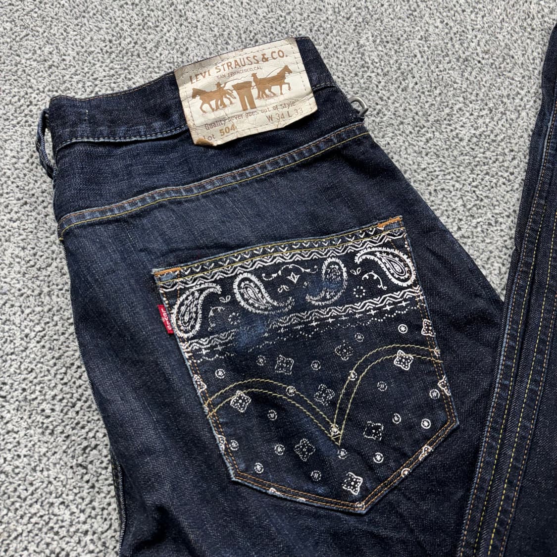 리바이스 504 페이즐리 포켓 디테일 스트레이트 핏 데님 팬츠 상품이미지2