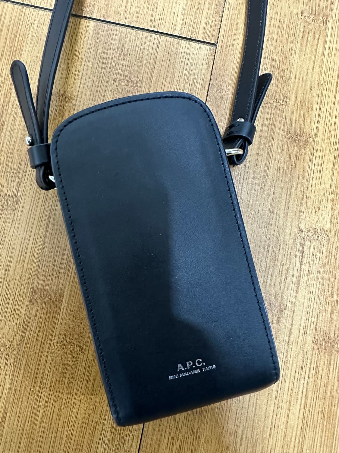 A.P.C. 아페쎄 블랙 핸드폰 가방 상품이미지1