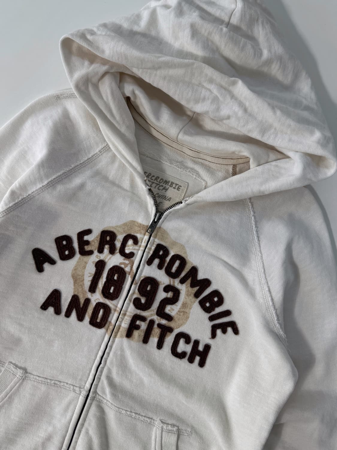 아베크롬비 아이보리 브라운 패치 코튼 후드집업 상품이미지2