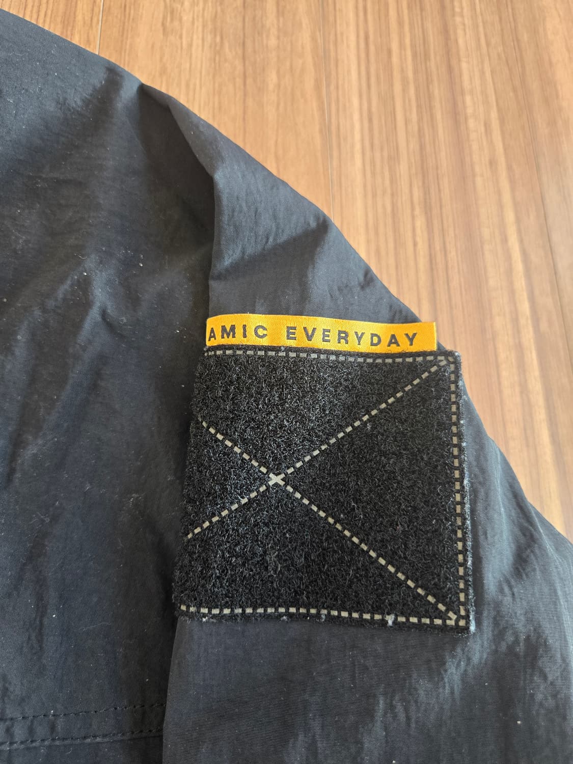 다이나핏 블랙 후드 바람막이 자켓 상품이미지3