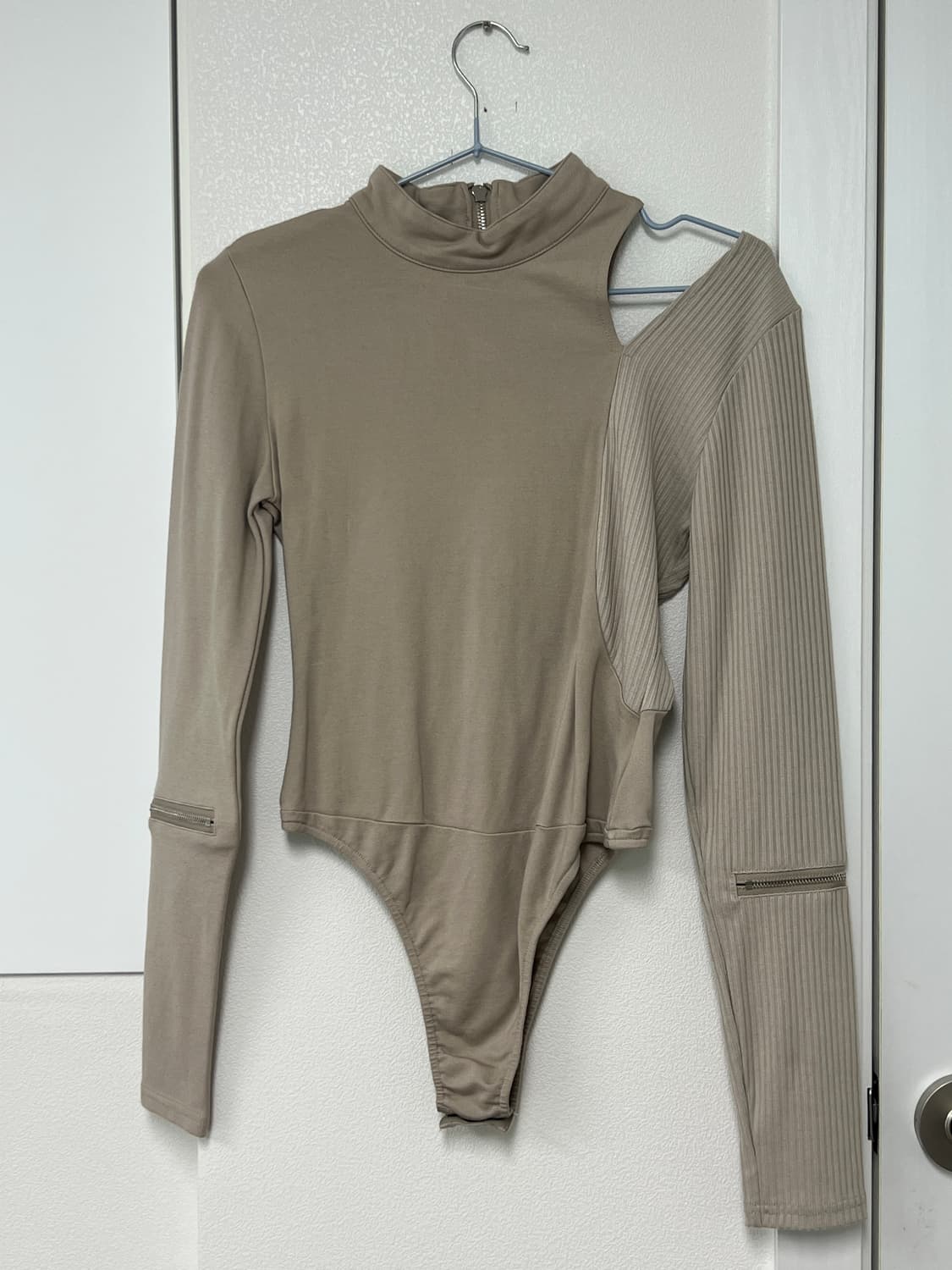 Maniere de Voir Taupe Slit Bodysuit 상품이미지1