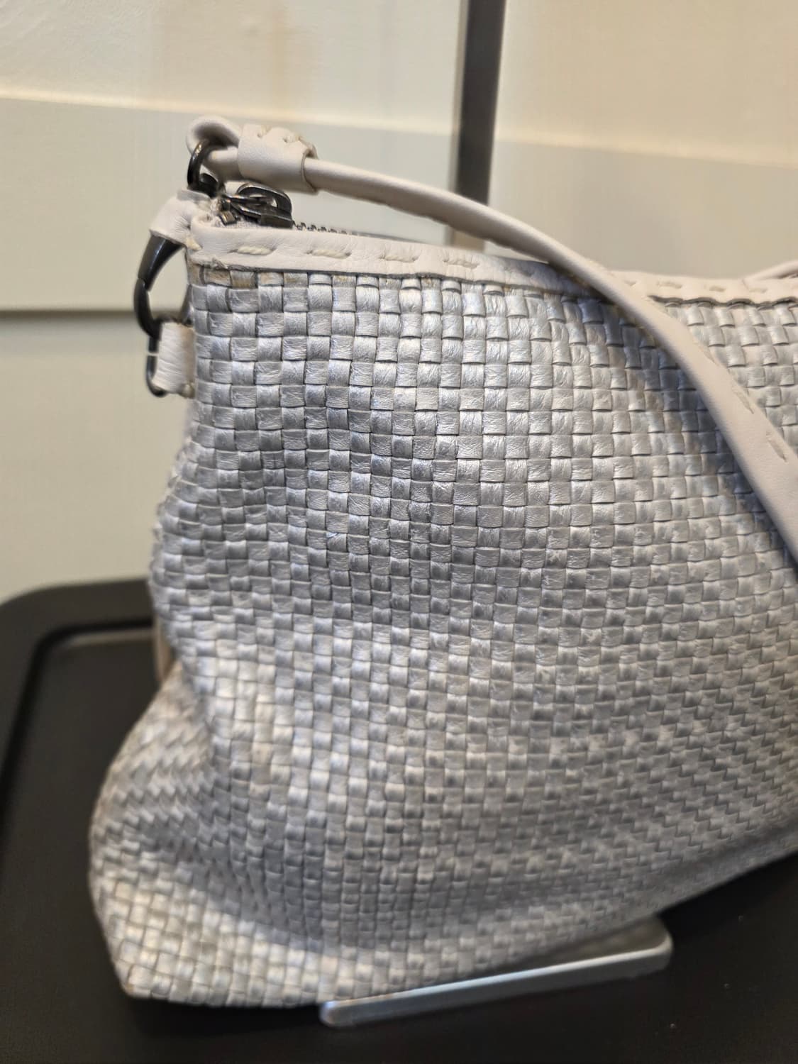 헨리베글린 양가죽 위빙 실버 크로스백 상품이미지1