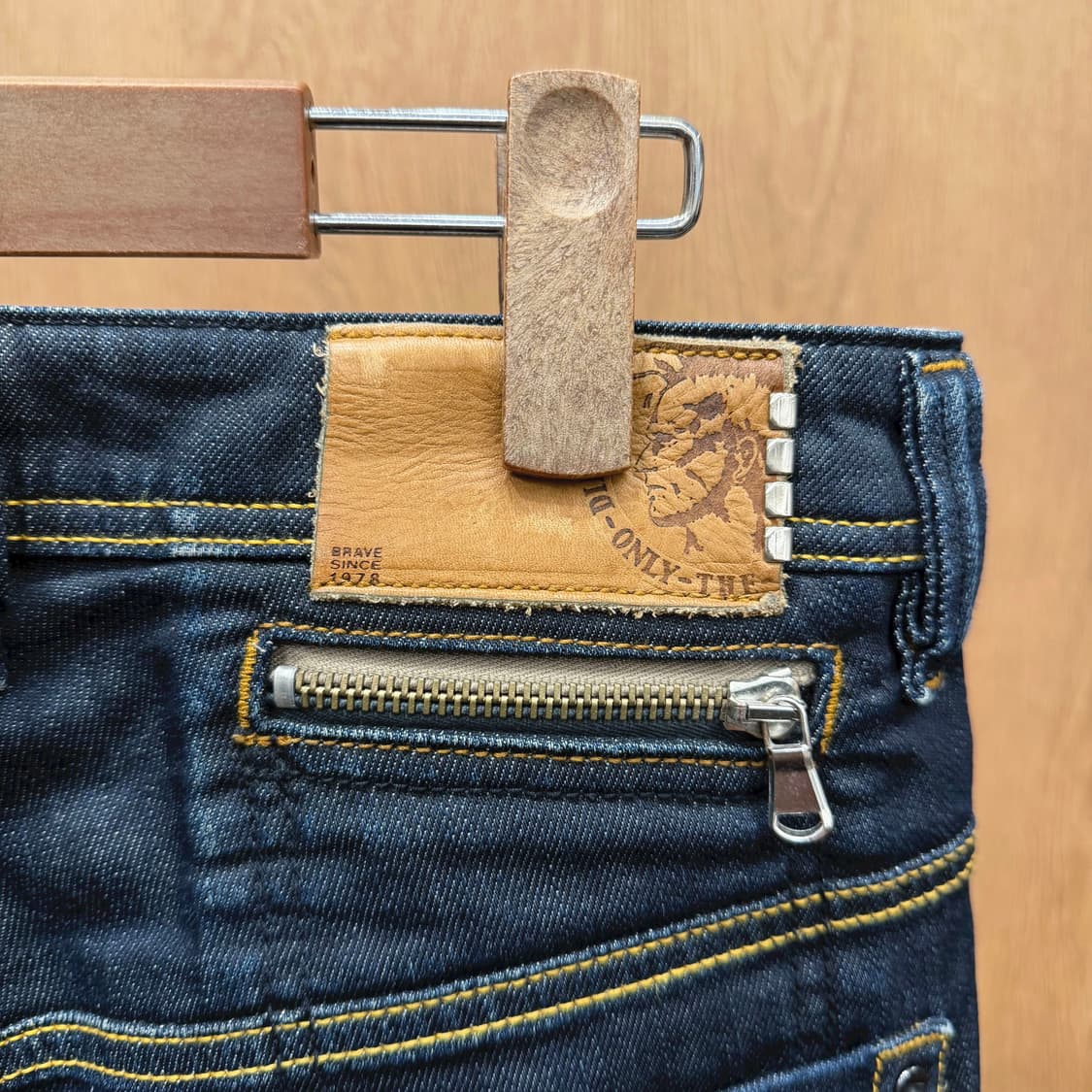 디젤 데님 팬츠 로고 레터링 백 지퍼 포켓 디테일 슬림 스트레이트핏 흑청 상품이미지7