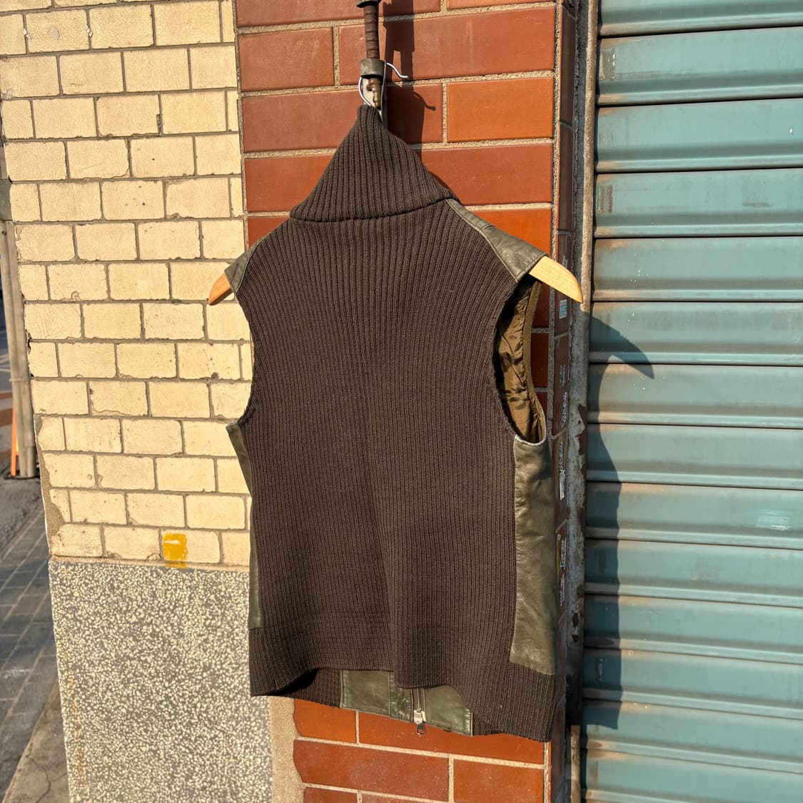 올리브 터틀넥 니트 레더 집업 베스트 상품이미지3