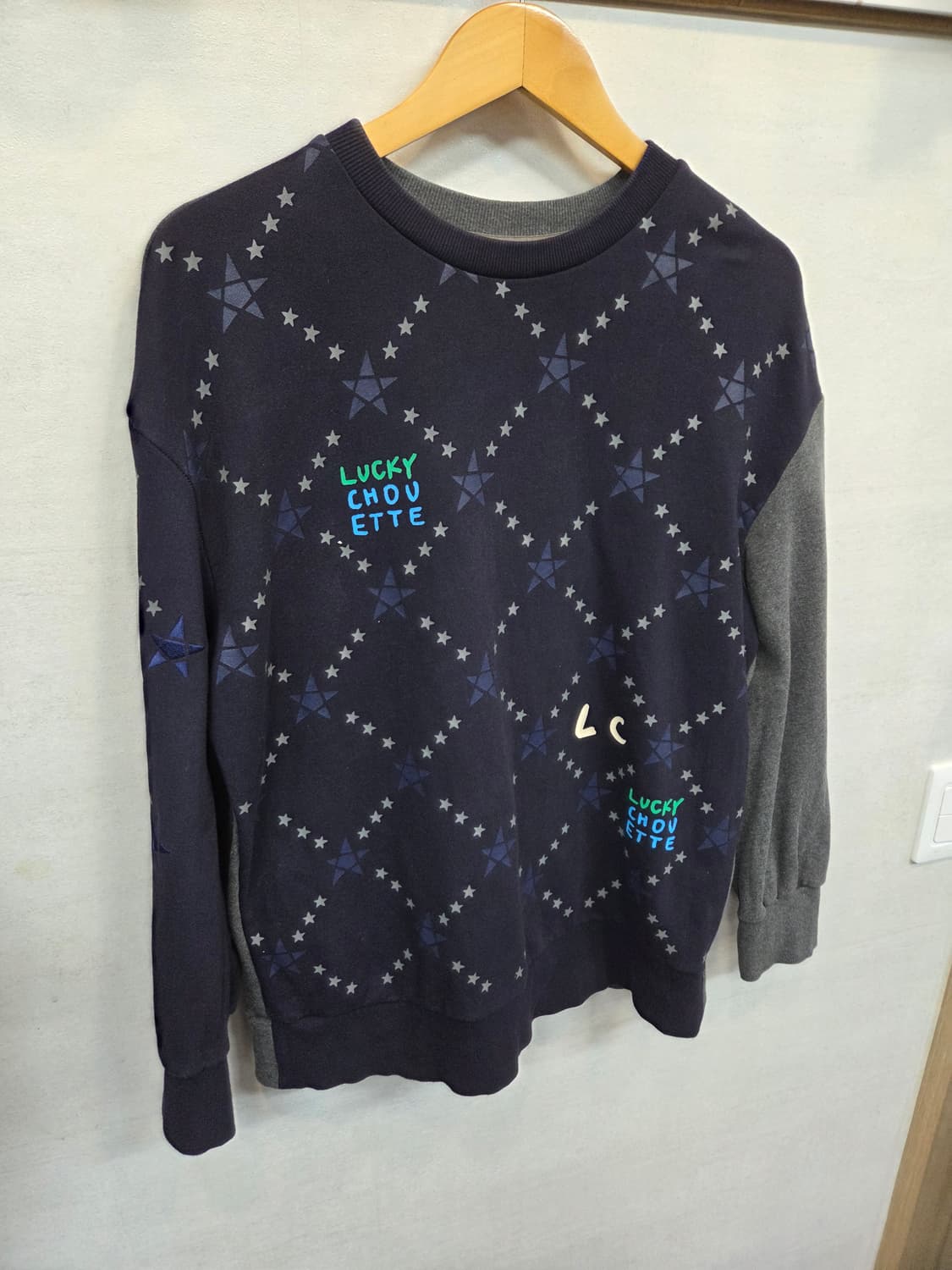 럭키슈에뜨 스타 멀티자수 프린팅로고 맨투맨 38사이즈  상품이미지5