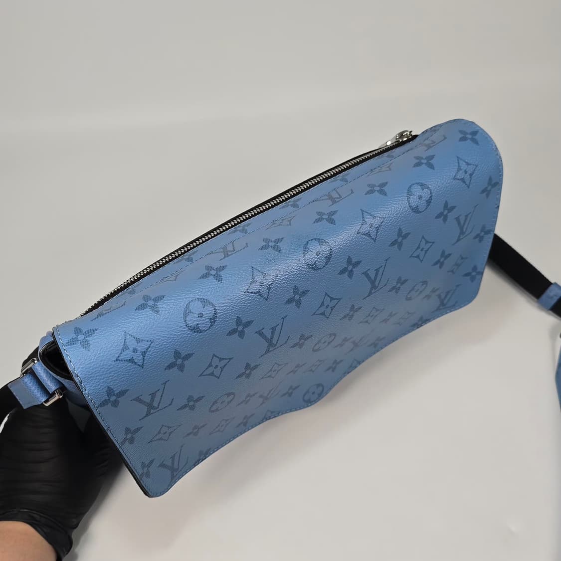 루이비통 타이가라마 뉴 메신저 크로스백 상품이미지6