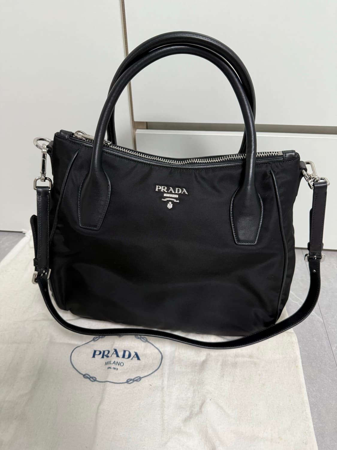 프라다 블랙 테수토 나일론 비텔로 숄더백 상품이미지1