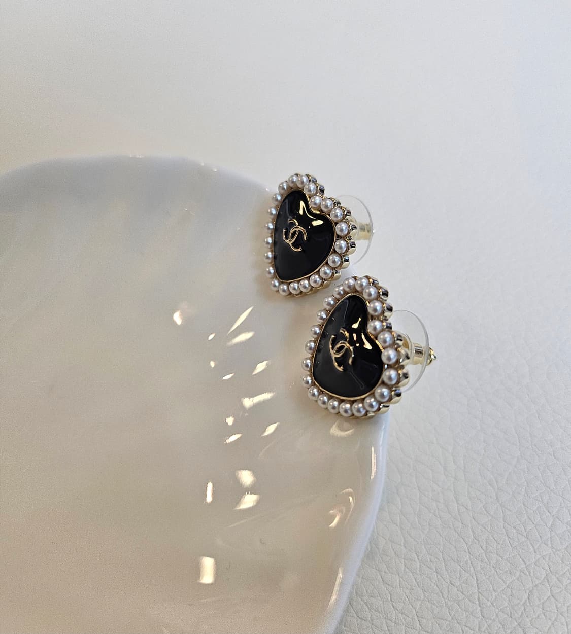 샤넬 블랙하트 진주장식 CC로고 귀걸이 업사이클링 상품이미지2