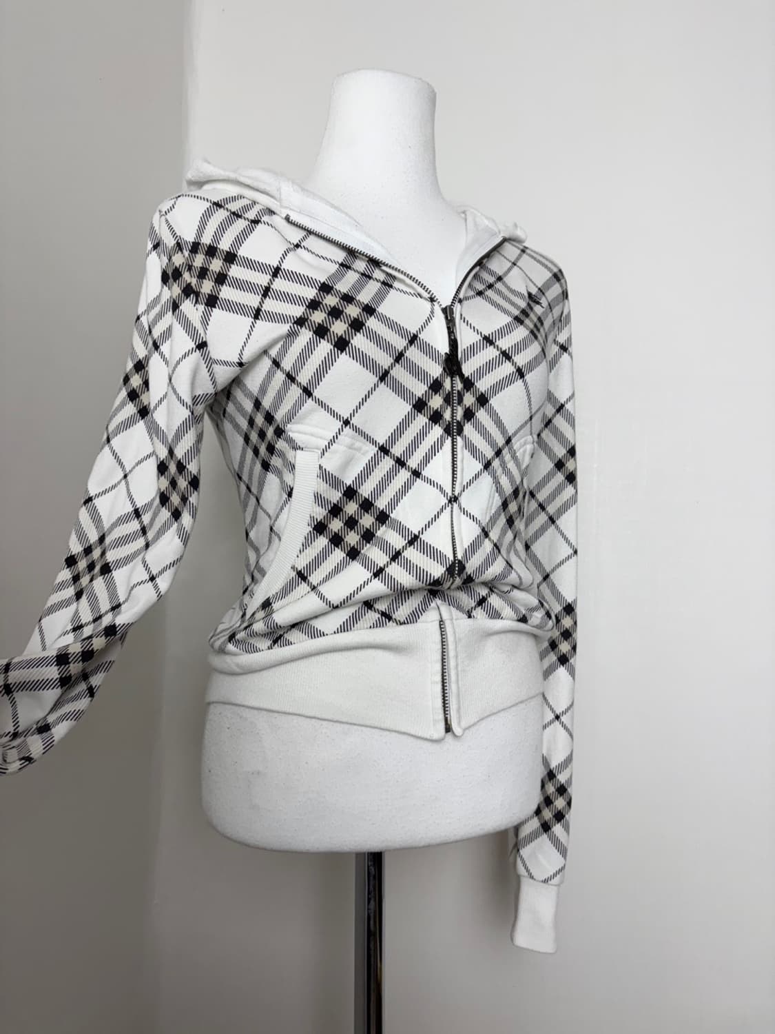 버버리 블루라벨 화이트 체크 후드집업 상품이미지3