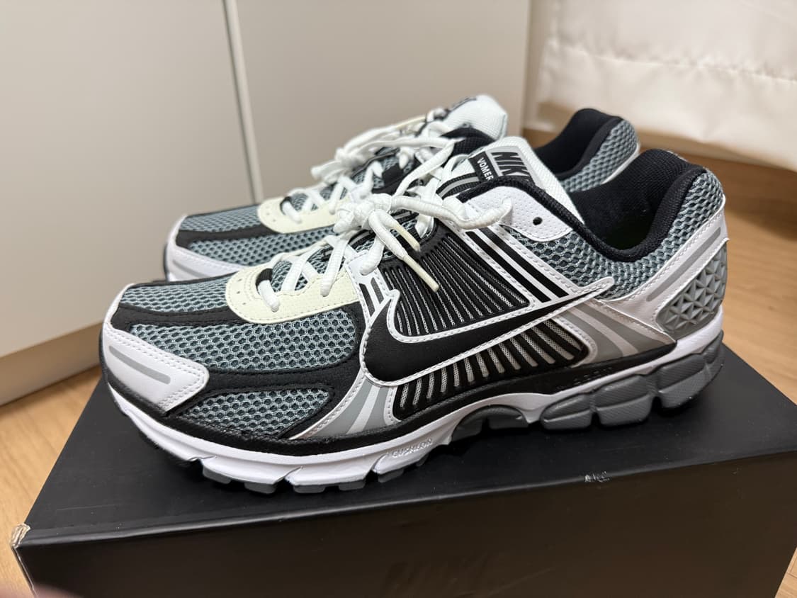 줌 보메로 5 다크그레이 블랙화이트 상품이미지1