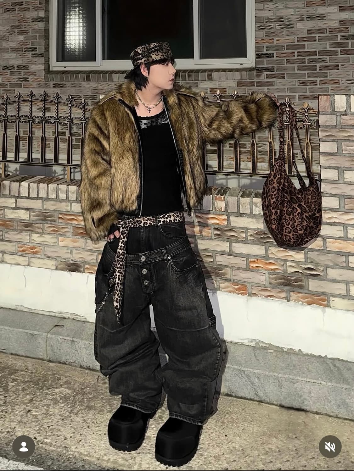 Dual-Faced Faux Fur Leather BomberJacket 상품이미지1