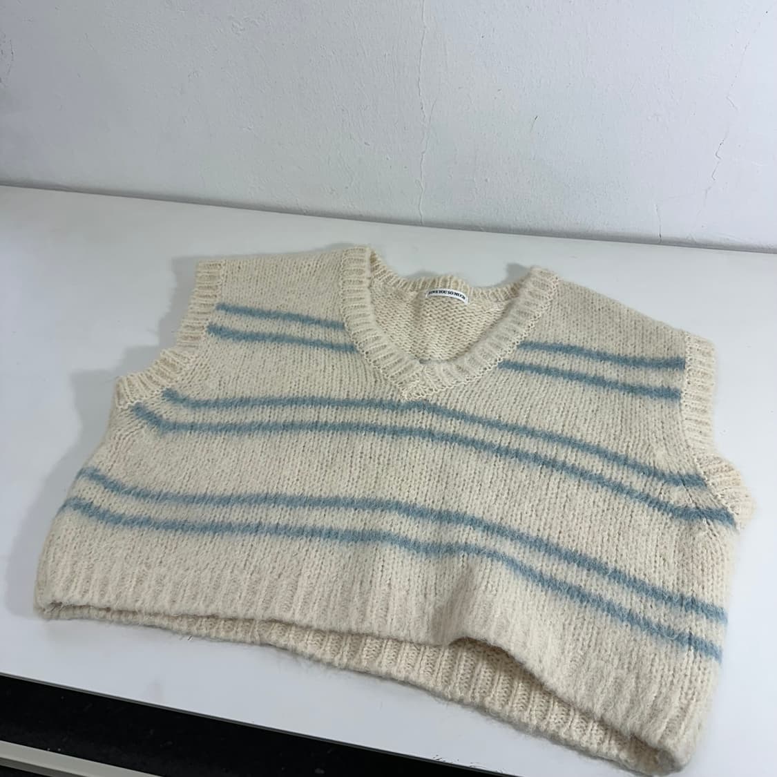 우먼OS 러브유쏘머치 오버핏 브이넥 알파카니트 베스트 상품이미지1