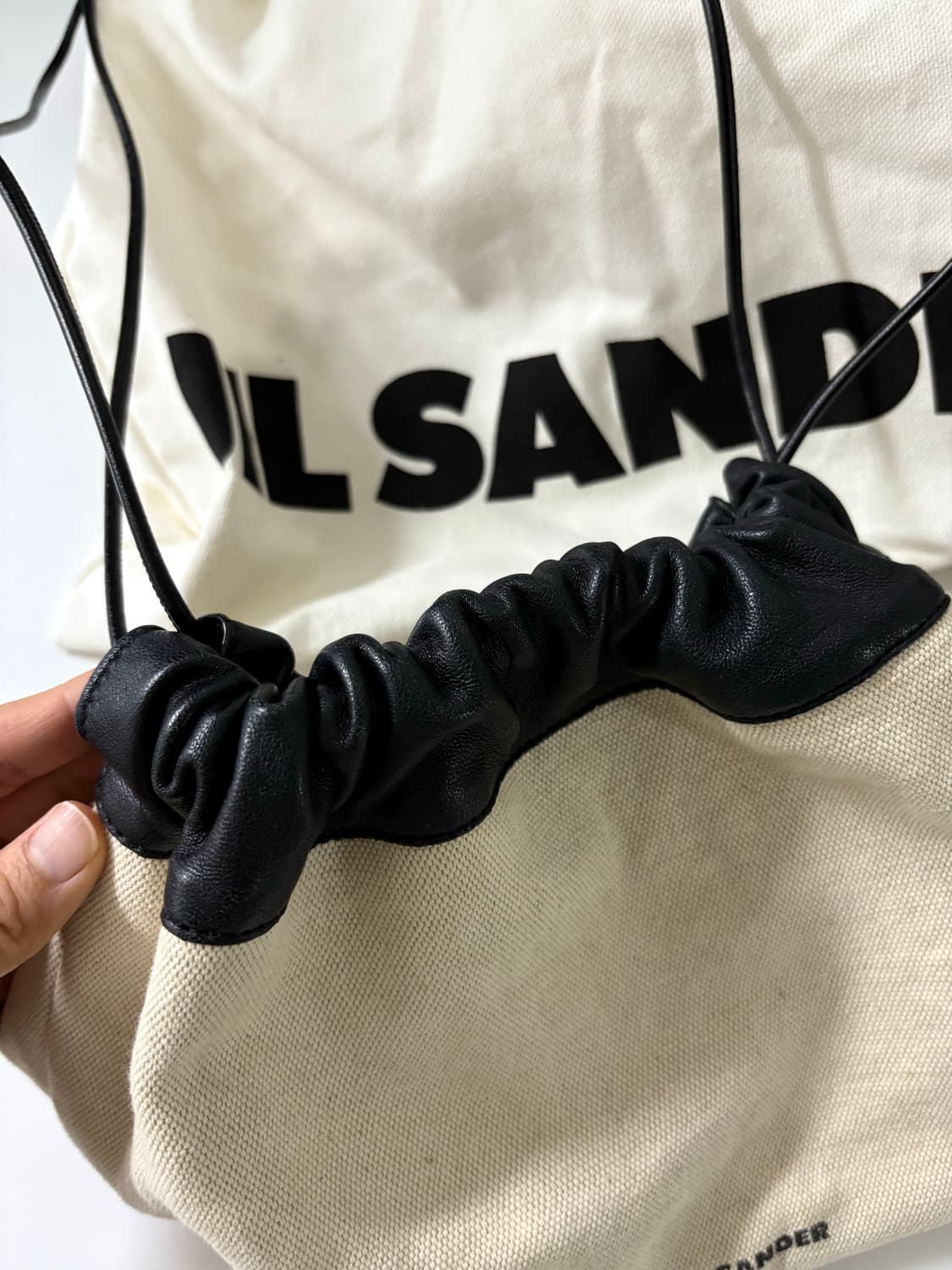 질샌더 드로우 스트링 캔버스 크로스바디 백 상품이미지5