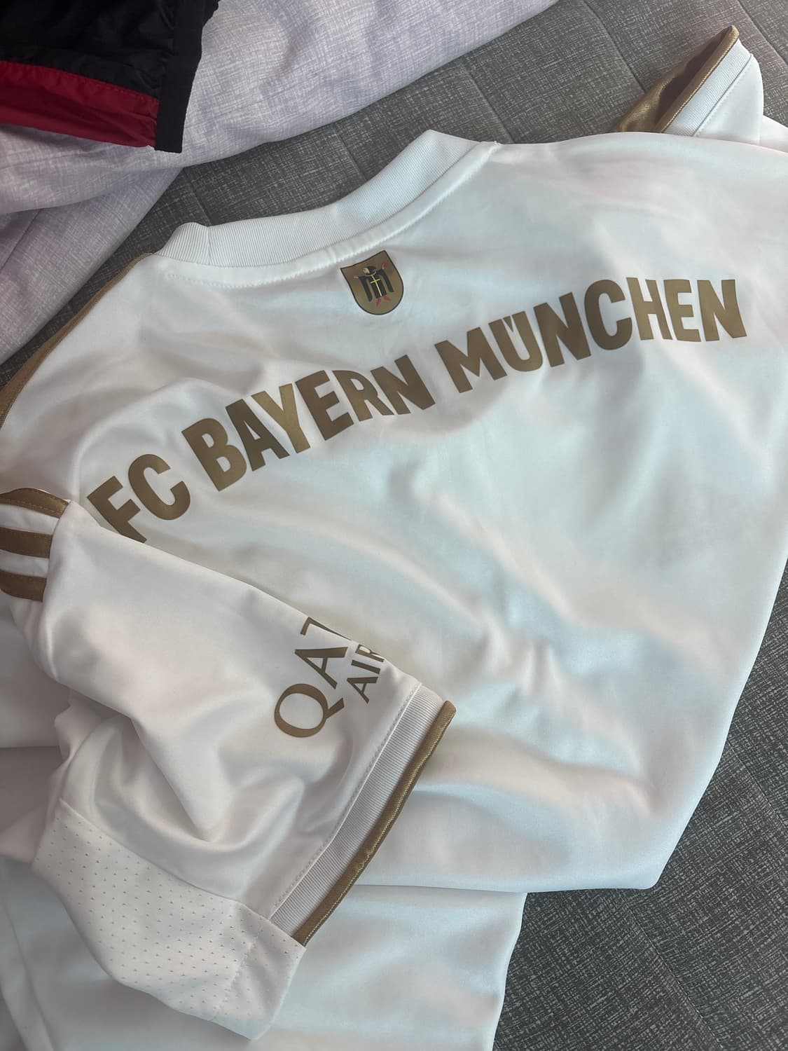 아디다스 FC 바이에른 뮌헨 화이트 골드 유니폼 상품이미지2