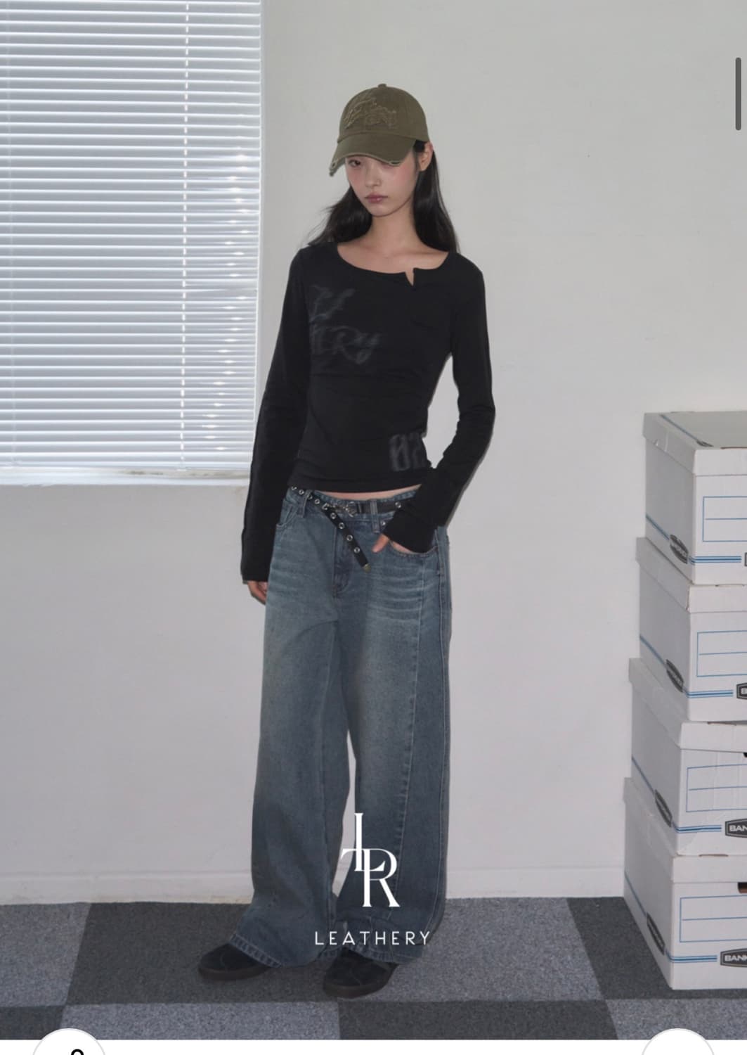 (FREE) 레더리 레터링 슬릿 롱슬리브 [BLACK] 판매 상품이미지3