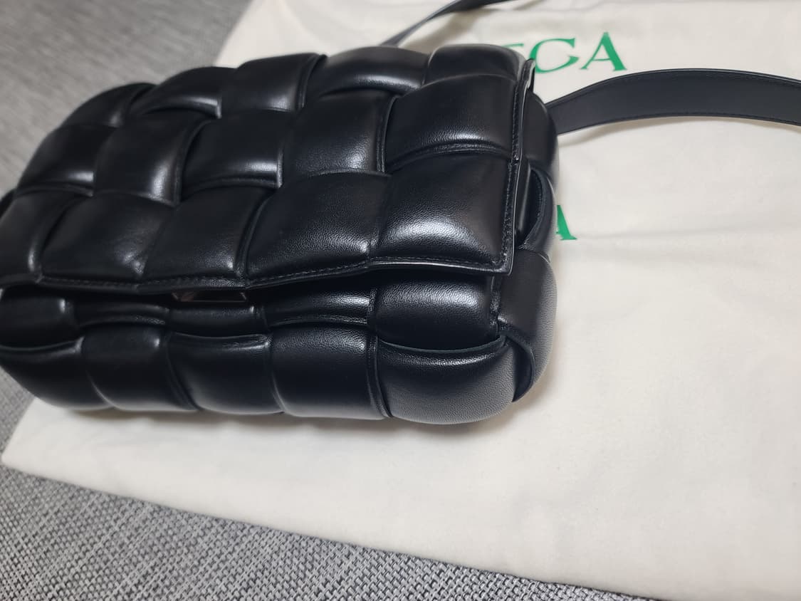 보테가베네타 패딩 레더 카세트백 블랙 크로스백 상품이미지2