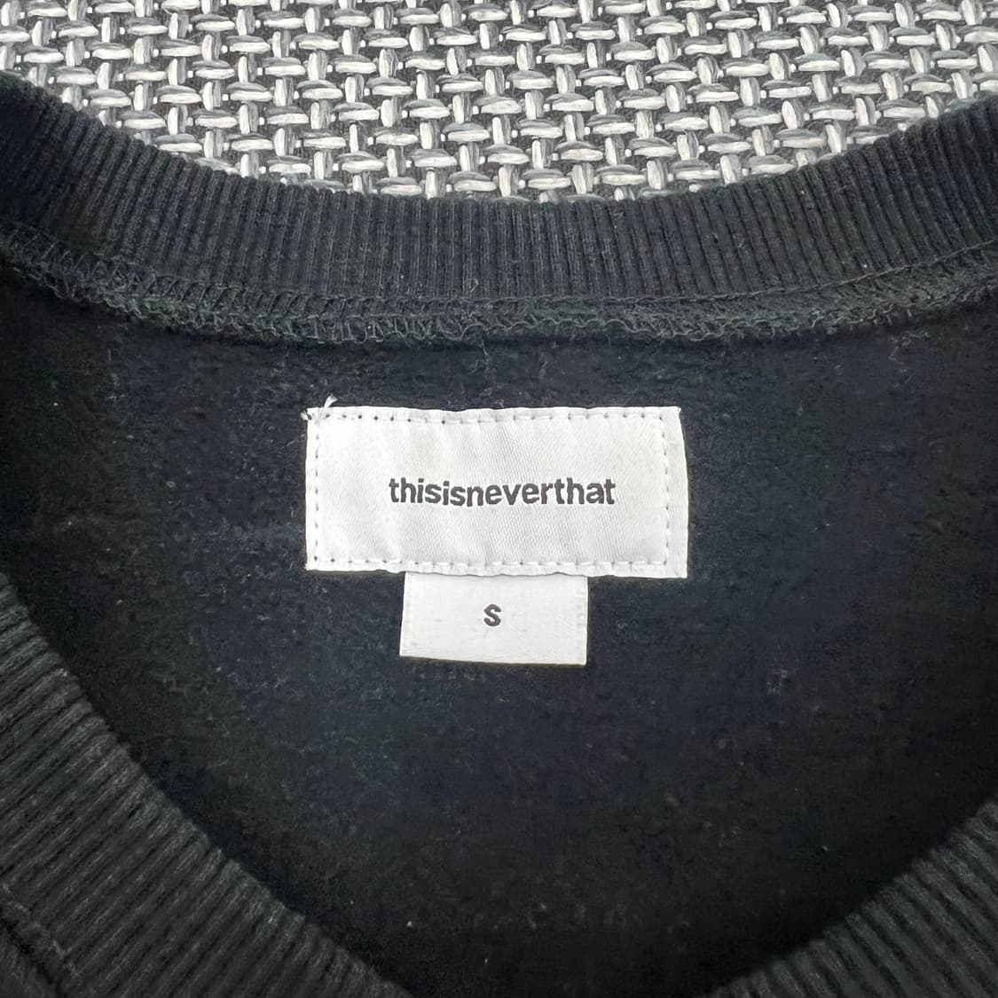 디스이즈네버댓 블랙 맨투맨 상품이미지2