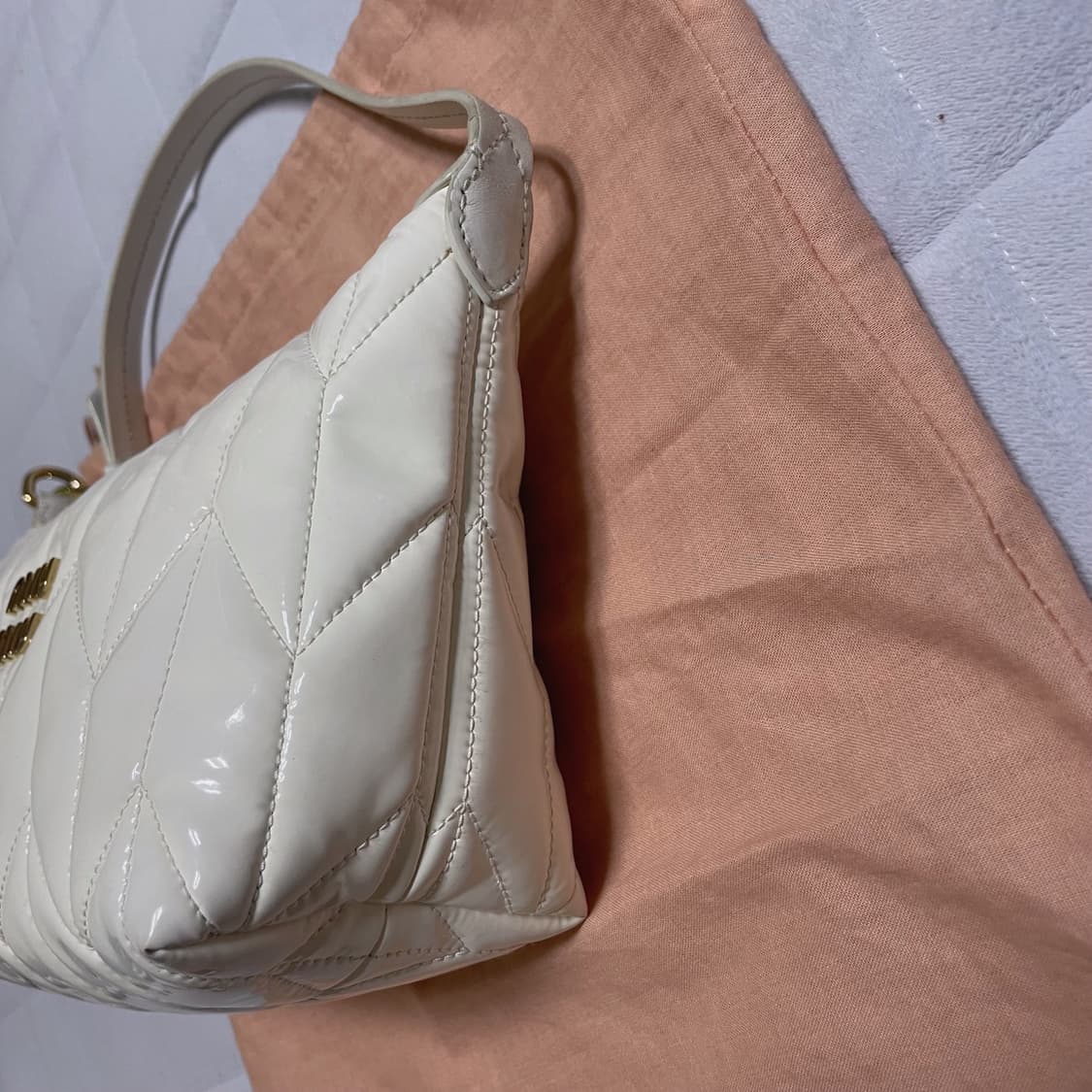 (정품)미우미우 스피릿 마테라쎄 시레 미니백 화이트 가방 상품이미지4