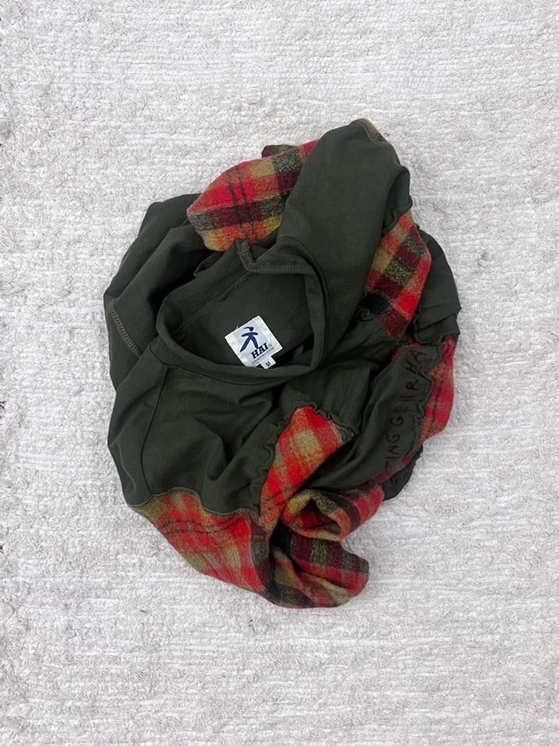 이세이미야케 하이 모크넥 긴팔 티셔츠 언밸런스 러플 레터링 디테일 그린 상품이미지1