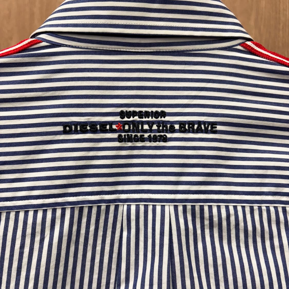 디젤 코튼 긴팔 셔츠 스트라이프 패턴 레드 로고 테이프 자수 디테일 블루 상품이미지7