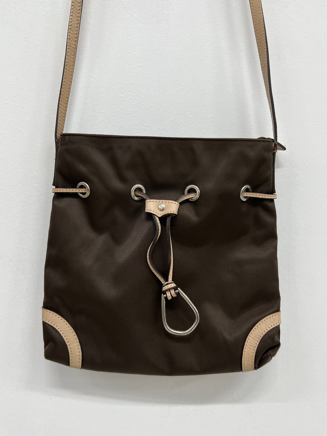 eyelet detail cross bag 상품이미지1